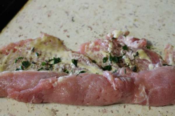 Далее, начинаем закручивать нашу мясную ленту в рулет, по всей длине.