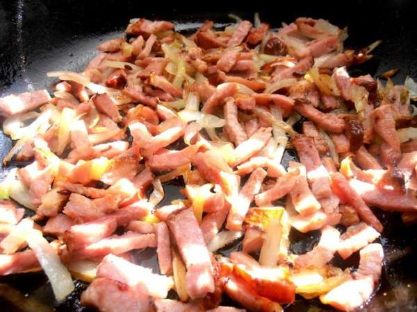 Нарезаем брусочками мяско и обжариваем с луком на растительном масле... Нарезаем брусочками мяско и обжариваем с луком на растительном масле...