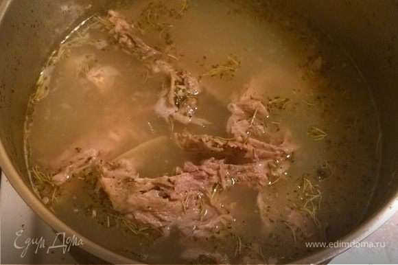 Заливаем косточки водой и доводим до кипения. Снимаем пену, добавляем соль, перец, лавровый лист, розмарин, ягоды можжевельника, перцы — душистый и горошком, чеснок и имбирь.