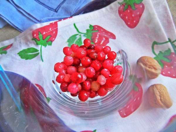 На дно бокала насыпать по ложке ягод. Замороженные вынуть заранее и дать подтаять.