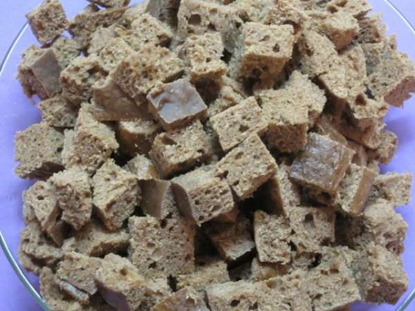 Верхнюю часть коржа нарезать кубиками. Верхнюю часть коржа нарезать кубиками.