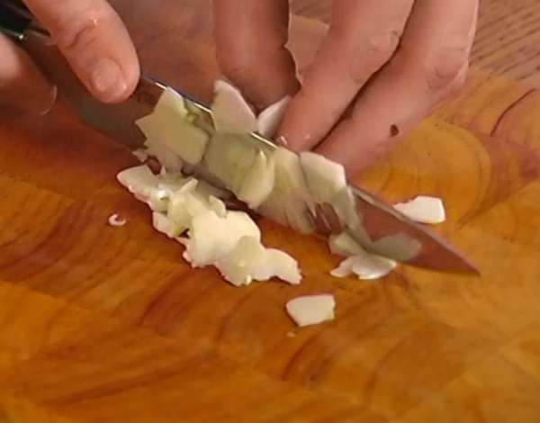 Чеснок почистить и мелко порубить.