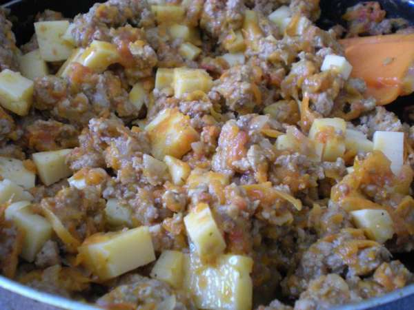 Cыр нарезать кубиками и подмешать у чуть остывшей начинке. Cыр нарезать кубиками и подмешать у чуть остывшей начинке.