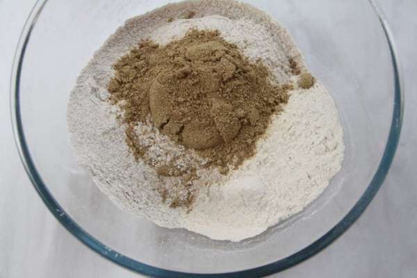 К просеянной муке добавить молотые грибы (тоже через сито). Перемешать.