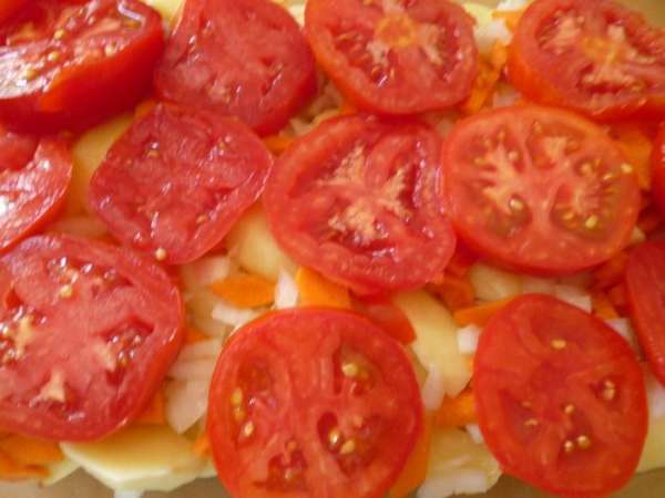 Затем выкладываем слой помидор,нарезанных не очень тонкими кружочками.