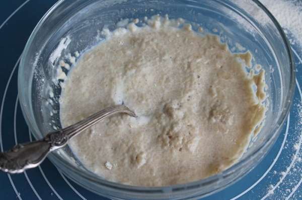В теплое молоко добавить сахар, дрожжи и пару столовых ложек муки. Поставить опару в теплое место  на 15 минут для активации дрожжей.