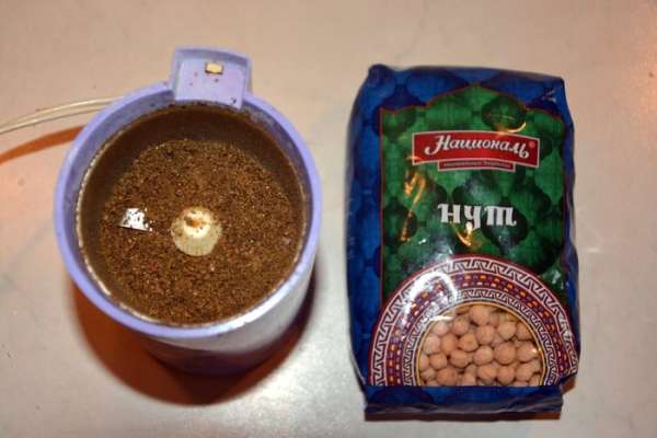Зиру и базилик слегка прогреть на сковороде. Перемолоть в кофемолке. 