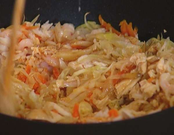 Когда капуста и морковь будут готовы, влить кунжутное масло, соевый соус, добавить сладкую паприку и еще раз все перемешать. Когда капуста и морковь будут готовы, влить кунжутное масло, соевый соус, добавить сладкую паприку и еще раз все перемешать.