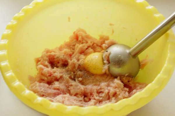 На мясорубке перекрутить куриное филе с багетом размоченным в молоке(я сделала это блендером), добавить яйцо.
