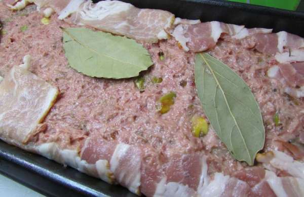 Затем снова фарш и куриное филе. Последним слоем выложить оставшийся фарш, немного утрамбовать и положить сверху 1-2 лавровых листа. Затем снова фарш и куриное филе. Последним слоем выложить оставшийся фарш, немного утрамбовать и положить сверху 1-2 лавровых листа.