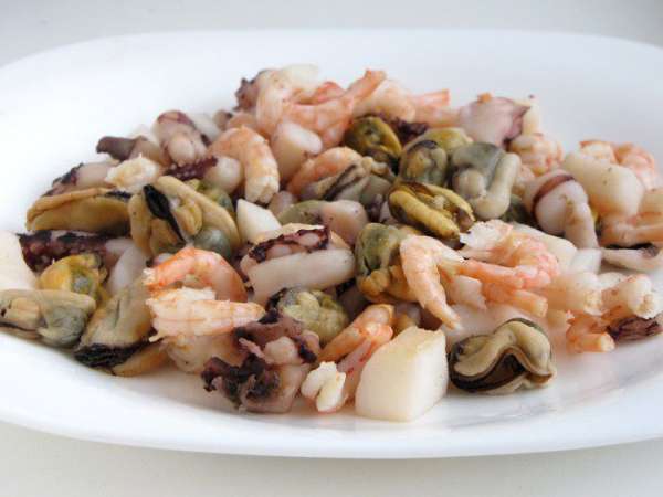 Морепродукты (мидии, креветки, щупальца осьминога, кальмары) отварить в подсоленой воде в течении 5 минут.  Отбросить на дуршлаг. 