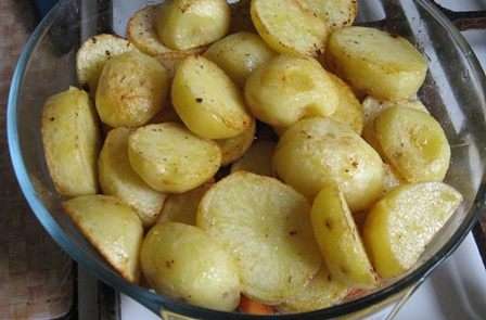 Выкладываем картофель сверху на мясо с морковью, присаливаем и убираем в микроволновку на 15 минут. Все! Готово.