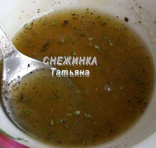 Приготовим заправку. В миске соединяем мёд, лимонный сок, сухие травки, соль, перец, добавляем оливковое масло и всё хорошенько перемешиваем.

