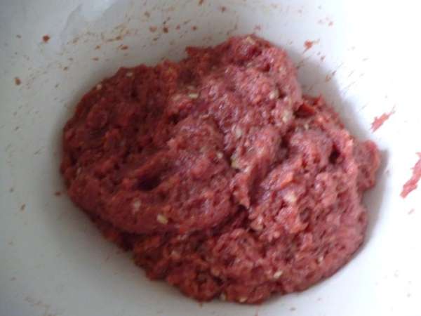 Приготовим куриный фарш:филе пропустить на мясорубке,добавить взбитые в пену белки двух яиц,натертую на терке луковицу,зелень,сливки,муку,посолить и поперчить.