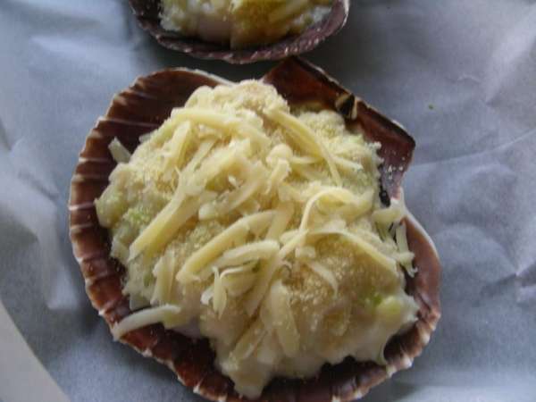 Посыпаем панировочными сухарями и сыром. Ставим в духовку 200 гр, а можно и под гриль, минут на 7-10 - до золотистой корочки. Посыпаем панировочными сухарями и сыром. Ставим в духовку 200 гр, а можно и под гриль, минут на 7-10 - до золотистой корочки.