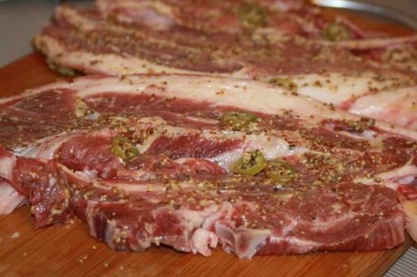 Приготовление: сковороду раскалить и растопить в ней сливочное масло. Мясо посолить и дать постоять минут 10.
Затем обжарить на раскаленной сковороде по 2-3 минуты на каждой стороне. Приготовление: сковороду раскалить и растопить в ней сливочное масло. Мясо посолить и дать постоять минут 10.
Затем обжарить на раскаленной сковороде по 2-3 минуты на каждой стороне.