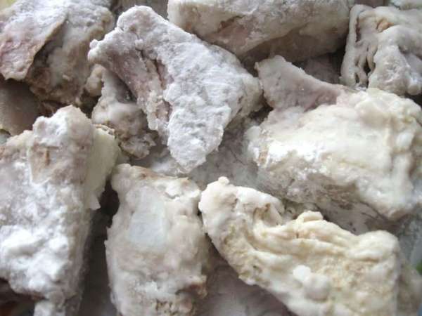 Лук и морковь почистить. Мясо отварить, добавив лук и  морковь, помытый стебель сельдерея, посолить. Варить 1ч.30 мин. Бульон слить, он не понадобится. Кусочки мяса обвалять в крахмале. Обжарить во фритюре.