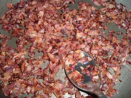 Курицу варим до готовности (я отрезала от курицы грудку, так как не люблю ее в вареном виде, остальное сварила). можно целиком тушку варить, можно сразу на кусочки порезать (я порезала сразу). в процессе варки солим по вкусу.
Мелко порезанный лук обжариваем на растительном масле до золотистого цвета. Курицу варим до готовности (я отрезала от курицы грудку, так как не люблю ее в вареном виде, остальное сварила). можно целиком тушку варить, можно сразу на кусочки порезать (я порезала сразу). в процессе варки солим по вкусу.
Мелко порезанный лук обжариваем на растительном масле до золотистого цвета.