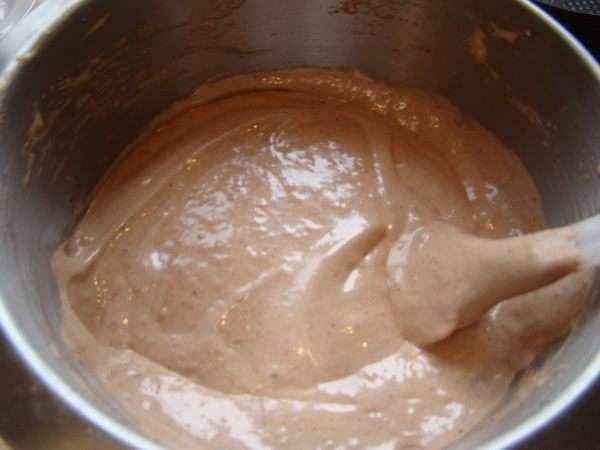 Аккуратно смешиваем с мукой.