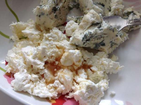 Размять до однородности оба вида сыра. Добавить мёд и сок лимона, по вкусу. И еще раз все хорошо перемешать.
Размять до однородности оба вида сыра. Добавить мёд и сок лимона, по вкусу. И еще раз все хорошо перемешать.