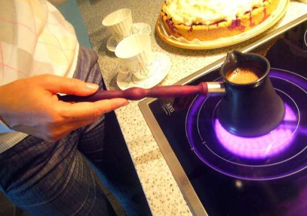 Молотый кофе залить кипятком, размешать ложкой, варить на среднем огне до поднятия пены. Влить чайную ложку ледяной воды, чтобы гуща ушла на дно. 