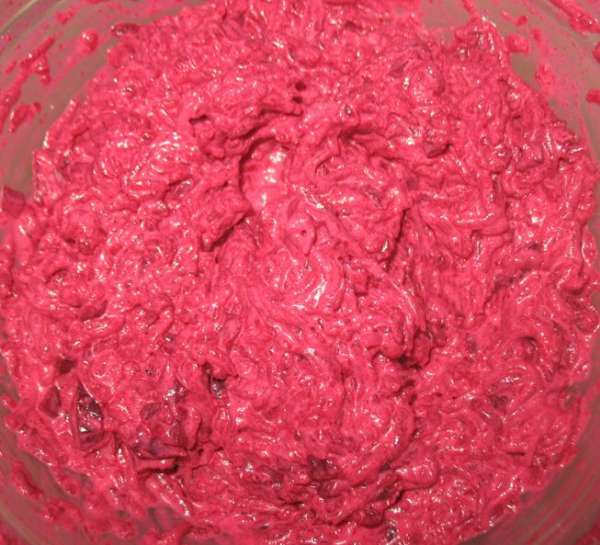 В свеклу добавить хрен 1-2 ч.л. (по вкусу), майонез, соль, перец и перемешать. Сливочный сыр размять вилкой (можно добавить майонез-желатиновую смесь). В свеклу добавить хрен 1-2 ч.л. (по вкусу), майонез, соль, перец и перемешать. Сливочный сыр размять вилкой (можно добавить майонез-желатиновую смесь).