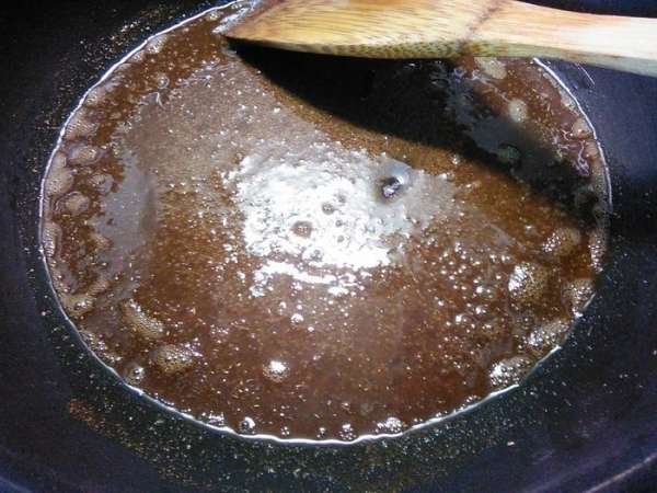 В сковороде разогреть 2 ст. л. масла и добавить молотую корицу и зиру, прокалить специи вместе с маслом в течении 1 — 2  минут. 