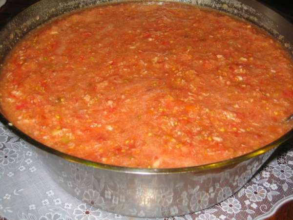 Все помолоть через мясорубку...сначала хрен, потом чеснок и помидоры (хрен и чеснок я проворачиваю через мелкие отверстия, а помидоры - через крупные). Добавить соль, сахар и лимонный сок. Все хорошенько перемешать и дать настояться минут 15-20. Все помолоть через мясорубку...сначала хрен, потом чеснок и помидоры (хрен и чеснок я проворачиваю через мелкие отверстия, а помидоры - через крупные). Добавить соль, сахар и лимонный сок. Все хорошенько перемешать и дать настояться минут 15-20.