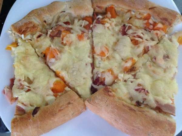Ароматная вкуснейшая пицца на вашем столе. Приятного!)!)