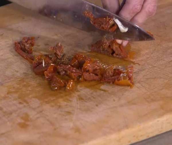 Вяленые помидоры нарезать небольшими кусочками.