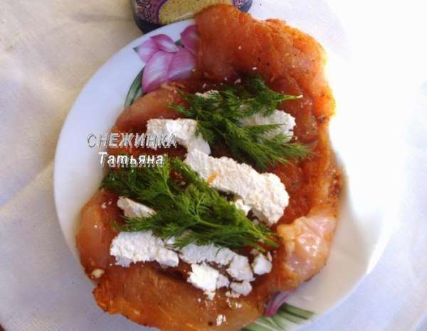 Продолжим готовить куриный рулет, так как он запекается. На кусок куриной грудки раскладываем, чередуя, свежие веточки укропа и сыр. Продолжим готовить куриный рулет, так как он запекается. На кусок куриной грудки раскладываем, чередуя, свежие веточки укропа и сыр.