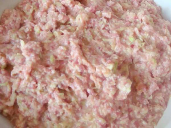 Добавить мясной фарш, у меня смесь говяжьего и свиного. Как следует все перемешать. Отбить такой фарш не получится, он еще довольно жидкий.