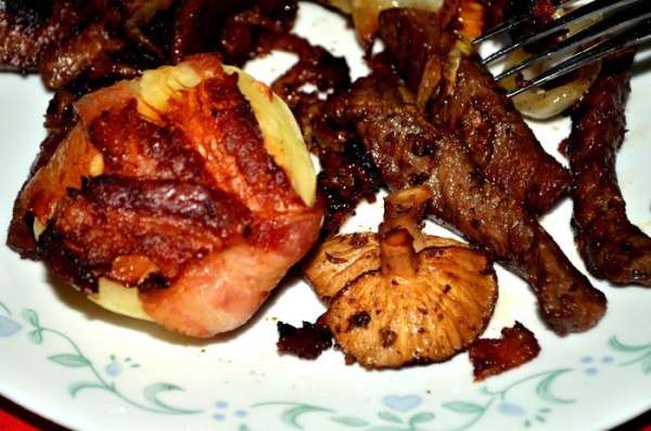 Подаем готовый картофель в беконе с мясом и грибами. Подаем готовый картофель в беконе с мясом и грибами.