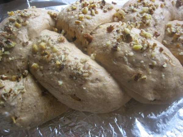 Посыпать дроблеными грецкими орехами ( конечно, по желанию).
Выпекать 40-45 минут, в разогретой до 180 С духовке.