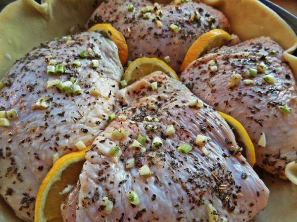 Между кусочками выложить полукруги лимона.