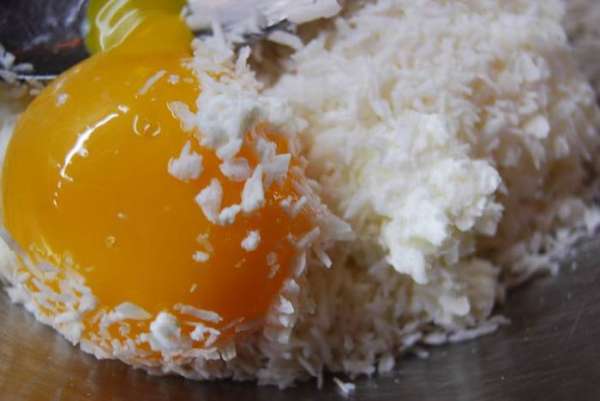 Смешаем творог,кокосовую стружку и желток. Смешаем творог,кокосовую стружку и желток.