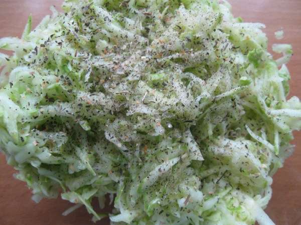 Натереть кабачки на терке, отжать лишнюю жидкость. Добавить соль, перец, и итальянские травы (по желанию). Натереть кабачки на терке, отжать лишнюю жидкость. Добавить соль, перец, и итальянские травы (по желанию).