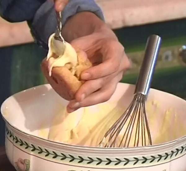 Вынуть эклеры из духовки. Дать остыть и наполнить кремом.