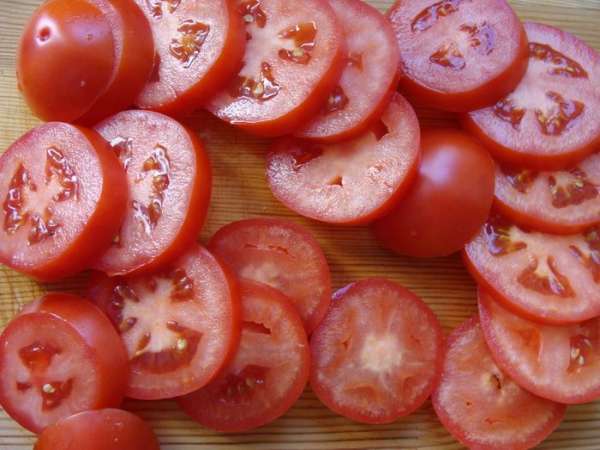 Помидоры, желательно мясистые, порезать так же как баклажаны.
