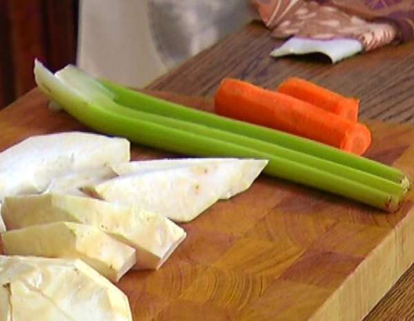 Корень сельдерея, репчатый лук и морковь почистить и нарезать маленькими кубиками.