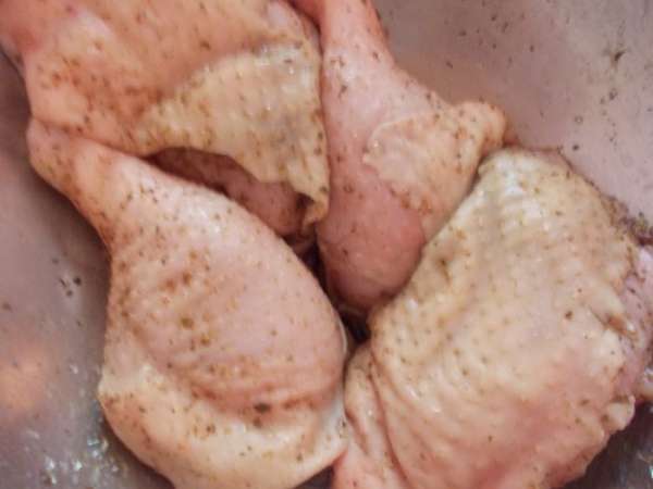 Курицу порезать на порционные куски, посолить, поперчить и добавить хмели-сунели.