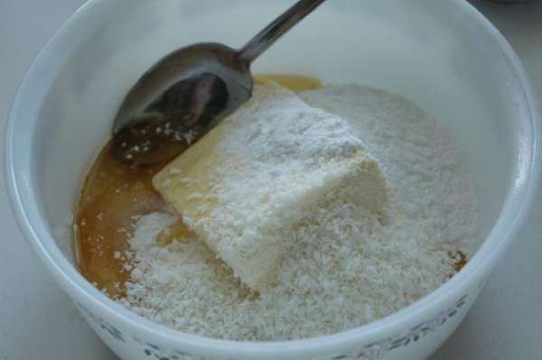 Из муки, меда, масла, оставшейся кокосовой стружки и сахарной пудры замесить тесто. Из муки, меда, масла, оставшейся кокосовой стружки и сахарной пудры замесить тесто.