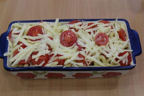 Запеканку посыпать сыром, яйца с молоком взболтать и залить запеканку.