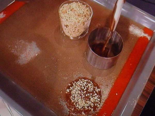 Духовку разогреть до 180°. Тесто выложить при помощи лопатки и кулинарных кружков, тонким слоем на застеленый пекарской бумагой противень. Так кружки получаются ровными и одинаковыми в диаметре. Каждый коржик посыпать дроблёным фундуком. Духовку разогреть до 180°. Тесто выложить при помощи лопатки и кулинарных кружков, тонким слоем на застеленый пекарской бумагой противень. Так кружки получаются ровными и одинаковыми в диаметре. Каждый коржик посыпать дроблёным фундуком.