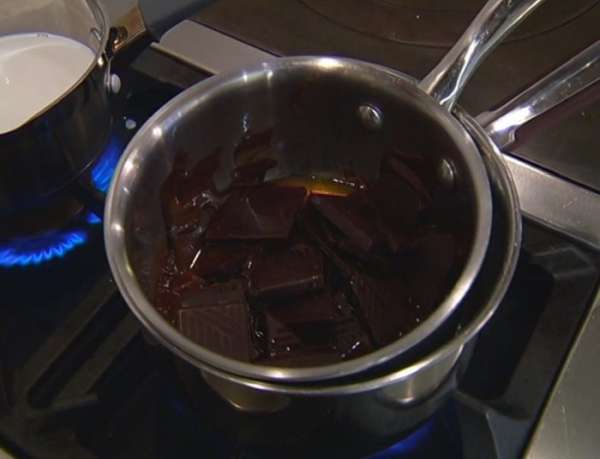 Приготовить крем: шоколад поломать небольшими кусочками и вместе с ромом растопить на водяной бане. Приготовить крем: шоколад поломать небольшими кусочками и вместе с ромом растопить на водяной бане.