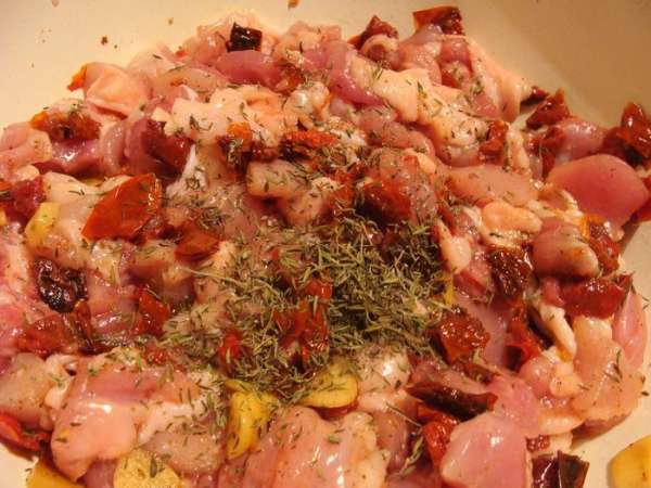  Мясо отделить от костей, мелко порезать, посолить и поперчить по вкусу.
 Помидорки тоже мелко порезать, перемешать с мясом. Туда же положить чеснок от помидорок (я храню вяленые помидорки в масле, переложив их обильно чесноком).
 Добавить тимьян, свежий или сушеный, перемешать и оставить мясо мариноваться, закрыв пищевой пленкой или крышкой.
 Я оставила на ночь, можно обойтись и несколькими часами... Но, советую подержать мясо подольше, чтобы оно как следует пропиталось вкусами и ароматами приправ!