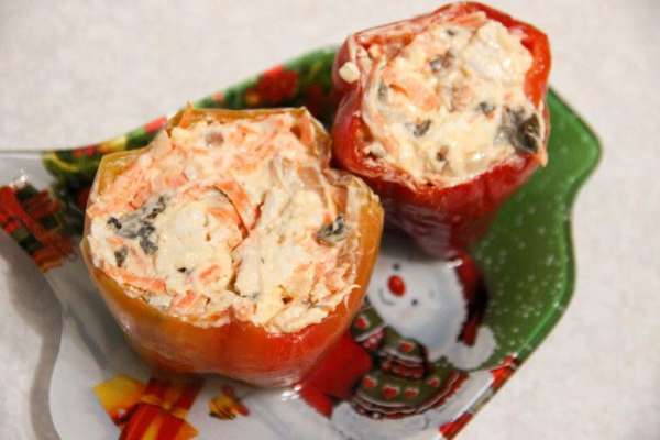 Аккуратно начинить перцы. Аккуратно начинить перцы.