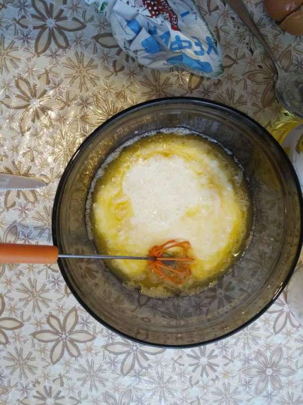 Добавляем кефир, разрыхлитель.