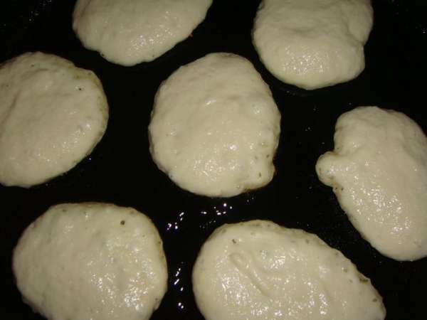Сковороду разогреть, добавить масло. Выкладываем тесто столовой ложкой. Сковороду накрываем крышкой. Сковороду разогреть, добавить масло. Выкладываем тесто столовой ложкой. Сковороду накрываем крышкой.