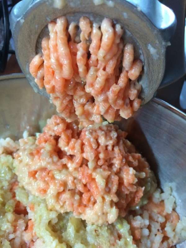 Пропустить в мясорубке филе щуки и лосося. Пропустить в мясорубке филе щуки и лосося.